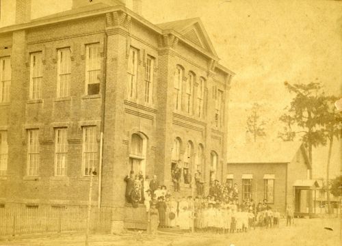 Leesburg's first school